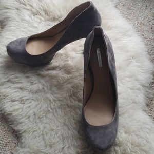 Bcbgeneration suede gray platform pumps